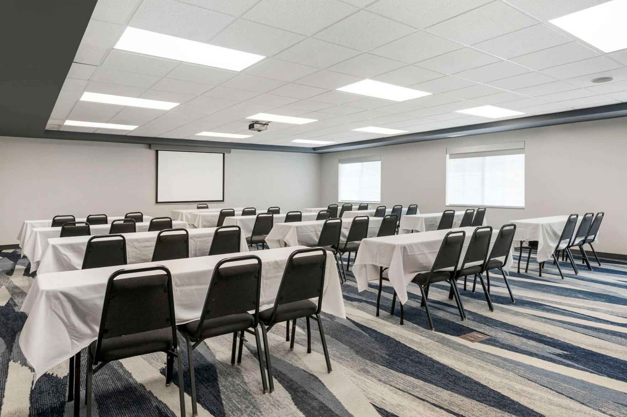 Comfort Suites Elgin Buitenkant foto